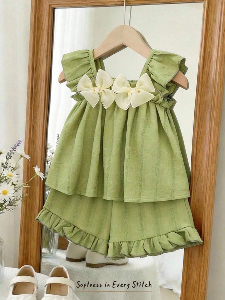 Cozy Pixies Conjunto de camisola con volantes y lazo y shorts de cintura elástica en color verde texturizado para niña pequeña en verano, casual y de vacaciones - Verde - Ver 1