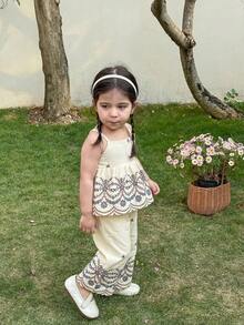 SHEIN 2pcs Baby Girl Ditsy Floral Camisole Top And Long Pants Set - Multicolor - View 6