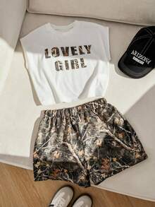 SHEIN Sparklyn 两件套少女时尚印花短袖上衣和短裤套装，字母和树叶图案，适合夏季户外活动、玩耍和休闲出行。 - 白色 - 查看 2