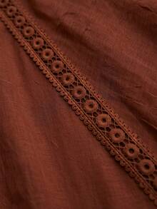 Aveloria Rosie Braunes Spitzenkleid, handgefertigte gewobene Hohlkonstruktion, eleganter Vintage-Stil geeignet für formelle Anlässe, Partys, Herbst/Winter, tiefer V-Ausschnitt, Puffärmel-Element, taillenbetonendes A-Linien-Silhouette, seidenähnlicher transparenter Stoff. Schlüsselmerkmale: Spitzenkleid, Hohlverzierung, Vintage-Kleid, tiefer V-Ausschnitt, Langarmkleid, taillenschmeichelnde Form, leinenähnlich, Partykleid. Leinenartiges Rüschenbesatz V-Ausschnitt Urlaubsstil Langarmkleid - Braun - Übersicht 4