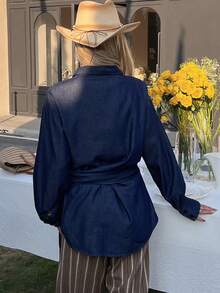 DAZY 女士翻领长袖侧系带休闲牛仔衬衫 - 深色水洗藍 - 查看 6