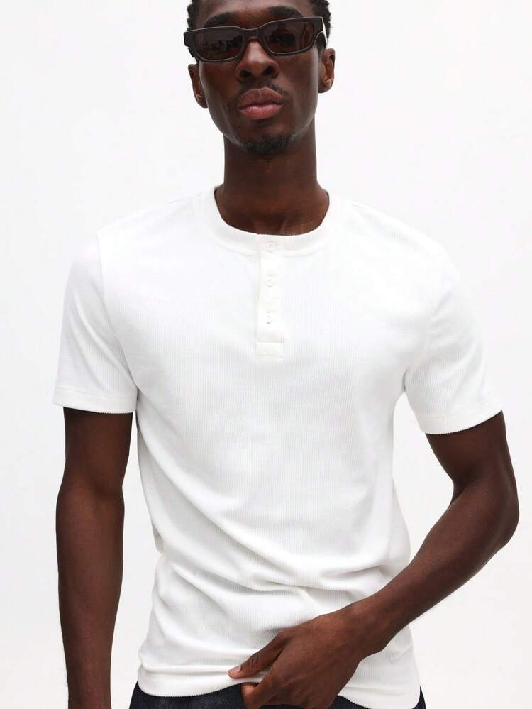 Geripptes Henley-T-Shirt mit Knopfleiste