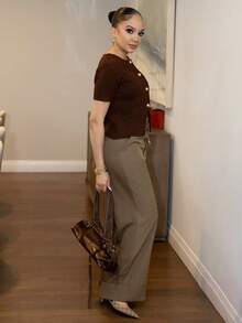 Melissa Matos Calça Longa de Cintura Baixa Minimalista com Bolsos e Botão, Tecido Sarja Sólido Cor Damasco Claro, Adequada para Uso Diário, Casual, Escritório, Estilo Vintage, Perna Larga - Caqui - Visão 4