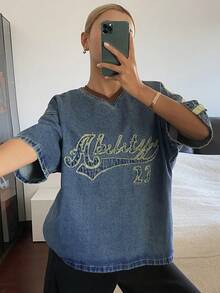 DAZY 女士休闲牛仔上衣，V领，短袖，宽松版型，字母刺绣设计，街头风，夏季 - 中等水洗藍 - 查看 2