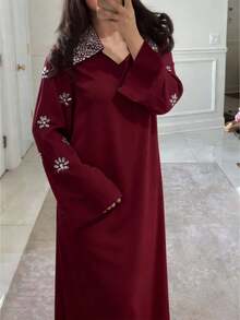 Al Najma 女士优雅阿拉伯风格长袖连衣裙，领口饰有水钻花朵 - 酒紅色 - 查看 1