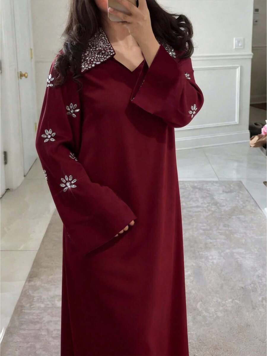 Al Najma 女士优雅阿拉伯风格长袖连衣裙,领口饰有水钻花朵 - 酒紅色 - 查看 1