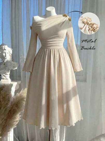 SHEIN MOD 大码杏色不对称肩部中长连衣裙，优雅单肩设计，适合秋冬季节，可作为感恩节、新年、派对、优雅女士连衣裙、时尚秋季或圣诞节礼服。