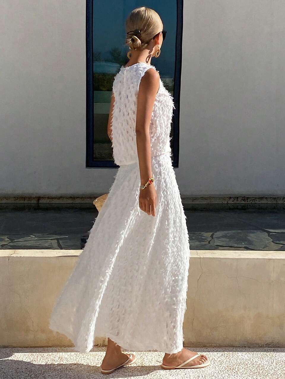 2pcs/Set Textured White Sleeveless Feather Decor Vacation Outfit For Women