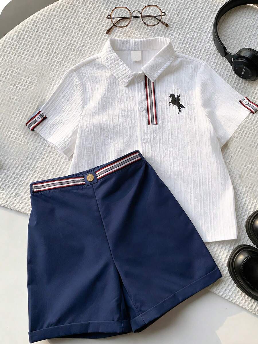 SHEIN 男童两件套超值组合，休闲运动学院风彩色条纹Polo衫领短袖衬衫搭配卡其色梭织短裤，适合日常、春夏、运动、户外、校园、派对、节日、拍照、返校季等场合。