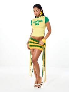 SUMWON WOMEN Áo thun ngắn tay Brasilia 09 dáng lửng với tay áo màu xanh lá cây tương phản và chữ in kiểu áo thể thao, lấy cảm hứng từ Brazil. - Màu vàng - Xem 5