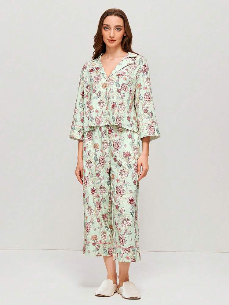 Conjunto de pijama informal de algodón suave con estampado floral en verde, compuesto por blusa abotonada y pantalones con bolsillos para mujer