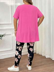 SHEIN CURVE+ 大尺碼女款粉色花卉夏季休閒日常兩件套，圓領短袖不對稱下擺T恤與花卉印花休閒長褲 - 玫紅色 - 查看 3