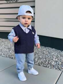 SHEIN 男婴两件套保暖加厚运动套装，包括长袖翻领上衣、灰色针织背心和牛仔裤，舒适休闲百搭，适合室内、室外、日常穿着、运动、玩耍、派对、拍照、度假、返校、街头风、慢跑、运动服、万圣节、春夏秋冬等各种场合。 - 藏蓝色 - 查看 1