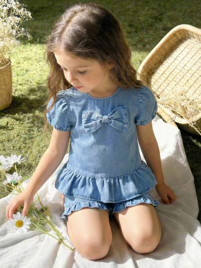 SHEIN Vintaside Kids Blusa vaquera azul claro lavada con volantes sueltos y casuales para niñas, con pantalones cortos vaqueros rectos sueltos con volantes y cintura elástica. Hecho de denim de algodón suave y ligero, un artículo imprescindible para niñas fashionistas, adecuado para usar en primavera/verano, simple y elegante para el día a día, salidas y reuniones. Nueva llegada para la temporada de otoño 2025
