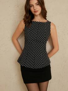 Revavyn 波点图案，黑白配色，复古时尚，优雅女士风格，休闲正式皆宜，圆领设计，无袖款式，修身剪裁，荷叶边下摆，轻盈弹力面料，舒适百搭，经典复古元素，简约现代，时尚夏季单品，适合办公室、下午茶、日常出行、派对聚会等场合，奢华风格，波点印花面料，法式优雅设计，荷叶边修身女式上衣 - 黑與白 - 查看 5