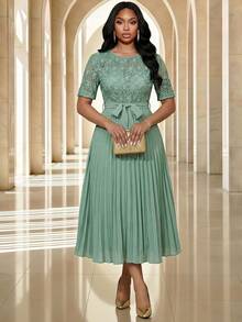 Fleurora Elegantes Kleid für Damen in Große Größen mit Kontrast-Spitze, Rundhalsausschnitt, Kurzarm und plissiertem Saum - Kadettenblau - Übersicht 7