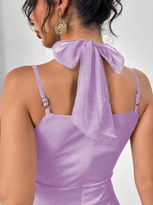 Vestido de tirantes con cuello halter, cintura fruncida y bajo con volantes en color liso - Púrpura malva - Ver 7