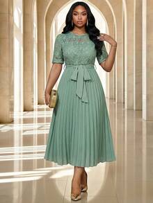 Fleurora Elegantes Kleid für Damen in Große Größen mit Kontrast-Spitze, Rundhalsausschnitt, Kurzarm und plissiertem Saum - Kadettenblau - Übersicht 5