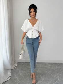 SHEIN Elenzya Blusa de mujer elegante de manga corta con cuello en V y cintura ceñida, de tela jacquard blanca, adecuada para uso casual, playa, salidas diarias, citas, fiestas, cenas, un top versátil y de moda sexy para primavera/verano - Blanco - Ver 4