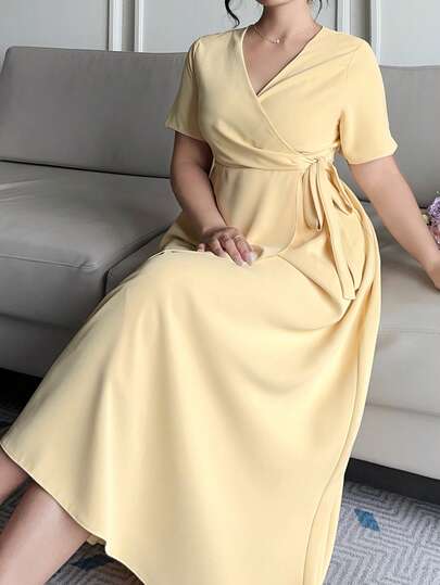 Dazy Plus 大码女式纯色裹身V领短袖侧打结优雅连衣裙