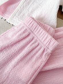 Kleine Mädchen Sommer 3-teiliges Set: Rosa strukturiertes Trägerhemd, weite Hose & weiße strukturierte Jacke mit Puffärmeln. Einfach und süß, perfekt für Frühlings- und Sommerausflüge und Treffen. - Verschiedenfarbig - Übersicht 2