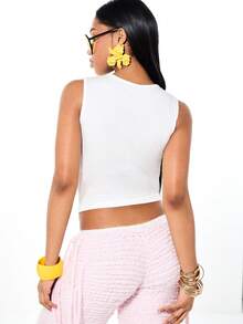 SUMWON WOMEN 女士短款刺绣图案吊带背心，彩色字母刺绣，无袖圆领，棉混纺面料，夏季休闲节日上衣 - 白色 - 查看 2