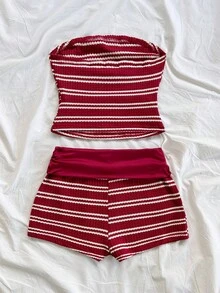 Soleia Bộ 2 món dành cho nữ, màu đỏ và trắng, phối hợp áo quây và quần short cạp thấp, chất liệu jacquard móc họa tiết tương phản. - Nhiều màu - Xem 2