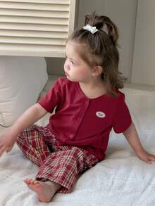 DAZY Bộ đồ ngủ 2 món cho bé gái, áo dài tay cổ chữ V và quần dài kẻ caro, thoải mái. - Màu Hoa hồng đỏ - Xem 2