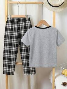 Set de 2 piezas de pijama para niños con top de cuello redondo de manga corta con estampado de logo pequeño minimalista y pantalón de punto de ajuste relajado - Gris - Ver 2