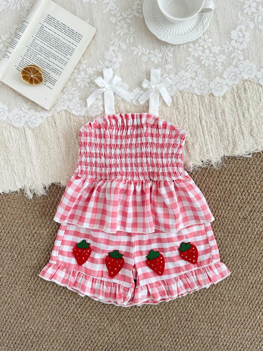 SHEIN 两件套女童可爱格纹吊带背心，搭配3D蝴蝶结和草莓刺绣松紧腰荷叶边短裤，舒适时尚，适合春夏外出穿着，是馈赠佳品。 - 紅色 - 查看 1