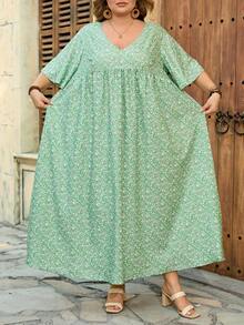 SHEIN CURVE+ Curve 尺码 US22 音乐节、海滨度假、波西米亚风女士度假宽松碎花V领短袖娃娃衫教师连衣裙，阿拉伯连衣裙，阿拉伯服装 波西米亚风度假夏季/乡村/海滩度假套装/海滩套装/沙滩装 - 橄欖綠 - 查看 4