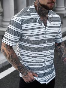 Manfinity CasualCool 男士条纹短袖翻领单排扣休闲衬衫，男士经典款，适合日常休闲、周末旅行、户外活动、探险旅行、轻松的工作环境或半正式场合，可作为男友/丈夫礼物、周年纪念/生日礼物、派对、夏季假期、婚礼、春夏两季、狂欢节等场合穿着。男士黑白条纹针织短袖纽扣领衬衫，适合夏季穿着。男士针织纽扣衬衫，黑白男士衬衫，白灰图案男士衬衫，男士钩针衬衫，男士街头风衬衫。 - 彩色 - 查看 3