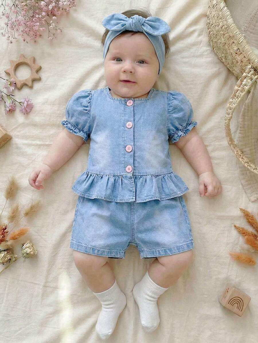 SHEIN Vintaside Kids 女嬰牛仔套裝 - 寬鬆版型荷葉袖牛仔上衣搭配粉色鈕扣裝飾,搭配寬鬆版型彈性腰牛仔短褲。採用輕盈柔軟的棉質牛仔效果面料,時尚女孩必備。適合春夏季穿著、休閒出遊、拍照、派對。秋季新品。 - 淺色水洗藍 - 查看 1