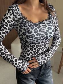 DAZY Women's Lace Patchwork Leopard Print Long Sleeve Fitted T-Shirt - Black and White - View 4