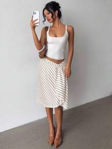 Aloruh Saia feminina elegante e moderna com listras amarelas, cintura superbaixa, modelagem assimétrica, comprimento até o joelho, em sarja listrada, ideal para férias e uso diário. - Caqui - Ver 3