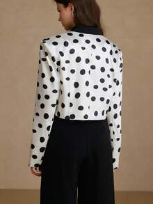 EMERY ROSE 不对称黑白波点短款西装外套，复古俏皮风格，修身剪裁，适合通勤、咖啡馆和休闲外出穿着。 - 黑與白 - 查看 2