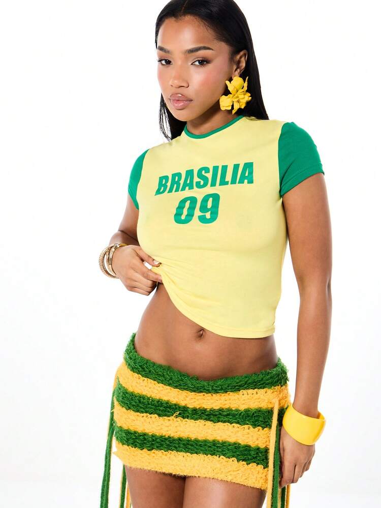 SUMWON Brasilia 09 Crop Top Bébé avec Manches Vertes Contrastées et Lettrage de Style Universitaire. Top à Manches Courtes Inspiré du Brésil