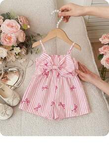 SHEIN LMoss Kids 一件式可爱女婴连体衣：休闲、简约、可爱的条纹连体衣，饰有通体印花和蝴蝶结。适合生日派对、晚宴、演出、婚礼、洗礼、开幕式、日常穿着、上学、郊游以及秋冬季节。 - 粉色 - 查看 6