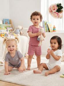 SHEIN Playful Pals Bộ 3 món quần áo bé gái kiểu dáng dễ thương, in hình trái tim, chất liệu dệt kim gân, tay ngắn, dáng suông, mềm mại, dày dặn, gồm áo, áo thun, quần short và quần dài, thích hợp mặc mùa hè, bộ đồ thường ngày hai mảnh, mặc hàng ngày, mùa xuân hè. - Nhiều màu - Xem 6