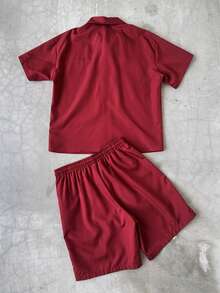 STYNVO Bộ 2 món áo sơ mi ngắn tay và quần short in hình ngôi sao, khóa kéo phía trước, viền tương phản dành cho nam. Bộ đồ nam màu đỏ, quần short nam, bộ đồ nam 2 mảnh, màu đỏ, phong cách thường ngày. - Màu Đỏ Sâu - Xem 2