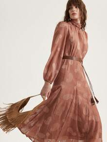 Aveloria Modichic 优雅女士奢华轻盈佩斯利花纹和腰果花褶皱领口飘逸腰身灯笼袖长连衣裙 - 駝色 - 查看 1