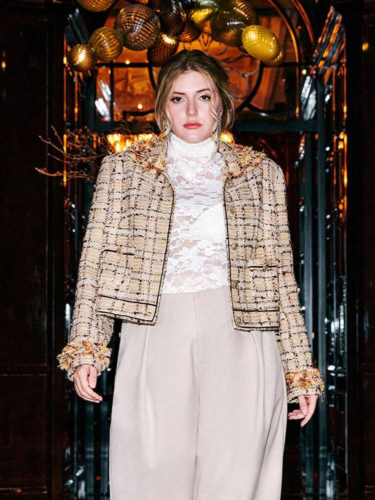 VOLUPTÉ CURVE Veste inspirée du vintage pour femmes grandes tailles pour la Saint-Valentin, avec un tissu texturé, des bords effilochés, un col châle, des manches longues, une longueur courte, une fermeture boutonnée, des poches pratiques, des détails élégants, confortable et polyvalente, convenant pour le travail, le casual, les fêtes. Recommandation . - Beige - Voir 4