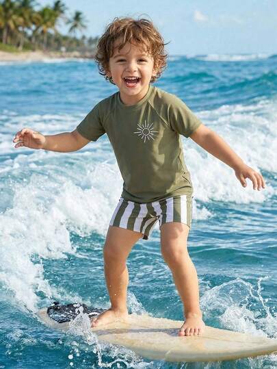 SHEIN Young Boy Casual Fashionable Classic Cool Vacation Style Striped Sun Pattern Slim Fit Round Neck Short Sleeve Swimsuit Set, Suitable For Summer, Beach, Vacation, Swimming