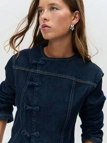 Nöista Áo khoác denim tối màu với khuy thắt nút lấy cảm hứng từ phương Đông và đường may ôm sát. Một lớp áo khoác thanh lịch cho mùa thu và mùa đông, kết hợp giữa kiểu dáng cổ điển với các chi tiết độc đáo, tạo nên phong cách đa năng cho kỳ nghỉ. - Màu xanh hải quân - Xem 6