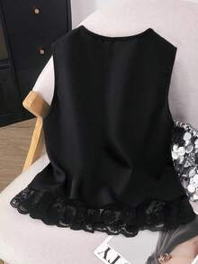 GlowEve CURVE 大码女式蕾丝网纱拼接无袖衬衫，百搭日常通勤黑色蕾丝上衣，黑色上衣，优雅黑色背心，女士黑色衬衫，优雅女士黑色上衣 - 黑色 - 查看 2