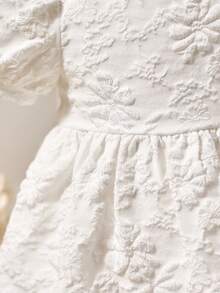 SHEIN 女婴可爱优雅白色花卉纹理图案短袖连衣裙 - 白色 - 查看 5