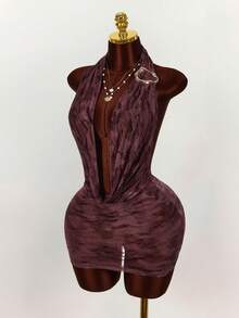 Amplova Gaun mini seksi berwarna ungu berbahan jala dengan leher halter, desain tanpa punggung, dan detail transparan dengan motif cetak di seluruh permukaan. - Purple - View 3