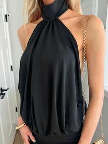 Sydney Algeri Vestido mini ajustado con cuello alto, espalda descubierta y volantes - Negro - Ver 3