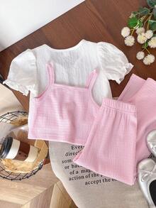 Kleine Mädchen Sommer 3-teiliges Set: Rosa strukturiertes Trägerhemd, weite Hose & weiße strukturierte Jacke mit Puffärmeln. Einfach und süß, perfekt für Frühlings- und Sommerausflüge und Treffen. - Verschiedenfarbig - Übersicht 5