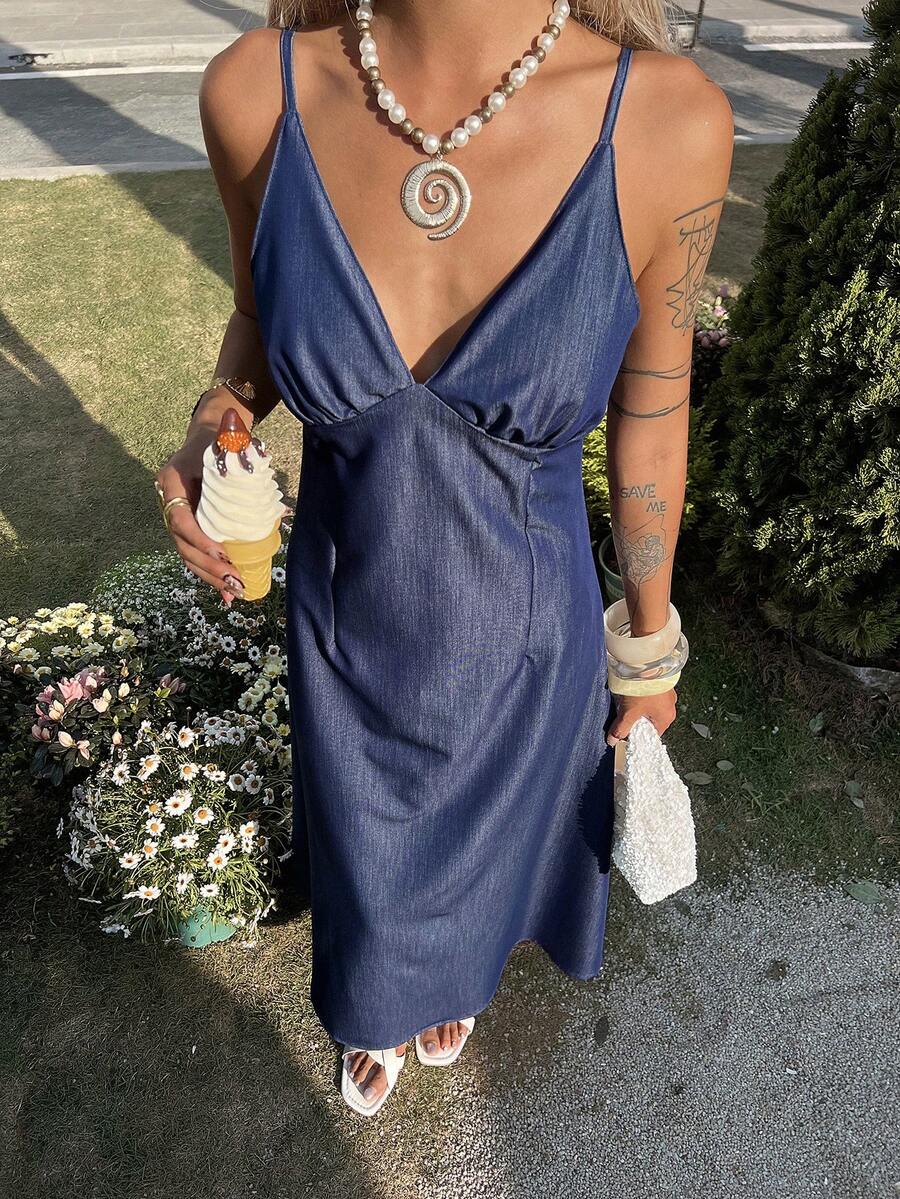 DAZY 女士V领吊带连衣裙，度假风牛仔连衣裙 - 深色水洗藍 - 查看 1